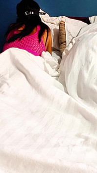 Je suce la chatte d’une MILF mature pendant que ma copine vérifie son téléphone portable