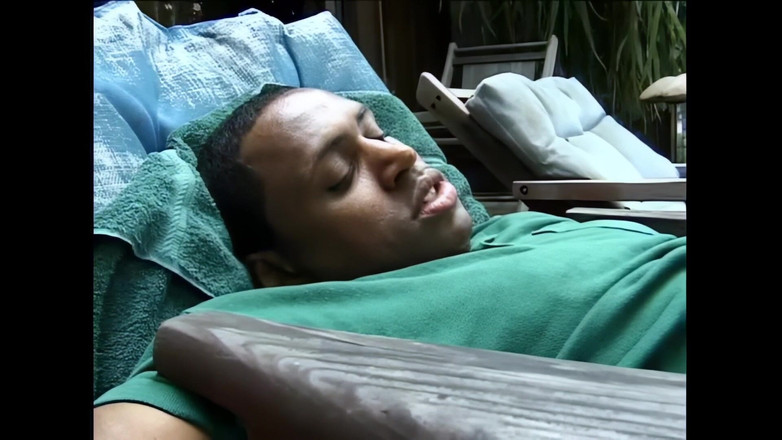 Out Sexxx: İki güzel siyah kız penis emiyor