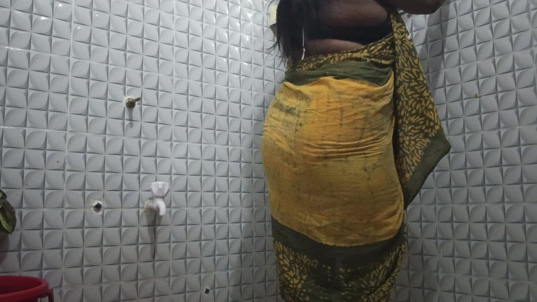 Skakoi: Gadis imut india lagi buka baju di kamar mandi perlahan-lahan