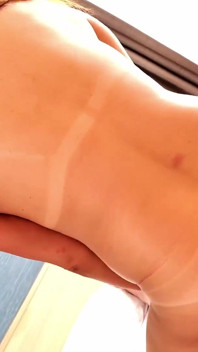 40'lı yaşlarında doğru miktarda öbek olan harika ve ateşli bronzlaşmış bir hatun!