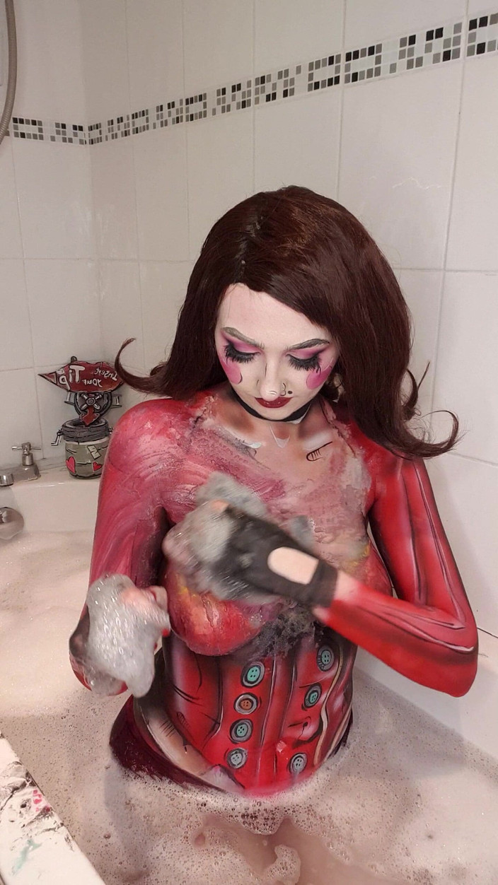 Em Yang: Mad Moxxi Odstranění nepořádné barvy na tělo