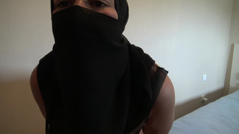 Souzan Halabi: Irácká zahýbající manželka nechá britského spolubydlícího stříkat na chlupatou kundičku