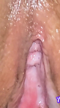 Cewek ini orgasme ganas sampai dicrot sperma hangat di memeknya