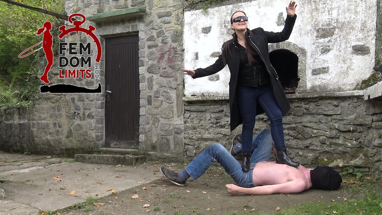 femdomlimits: 노예는 고무장화로 세게 짓밟혔다