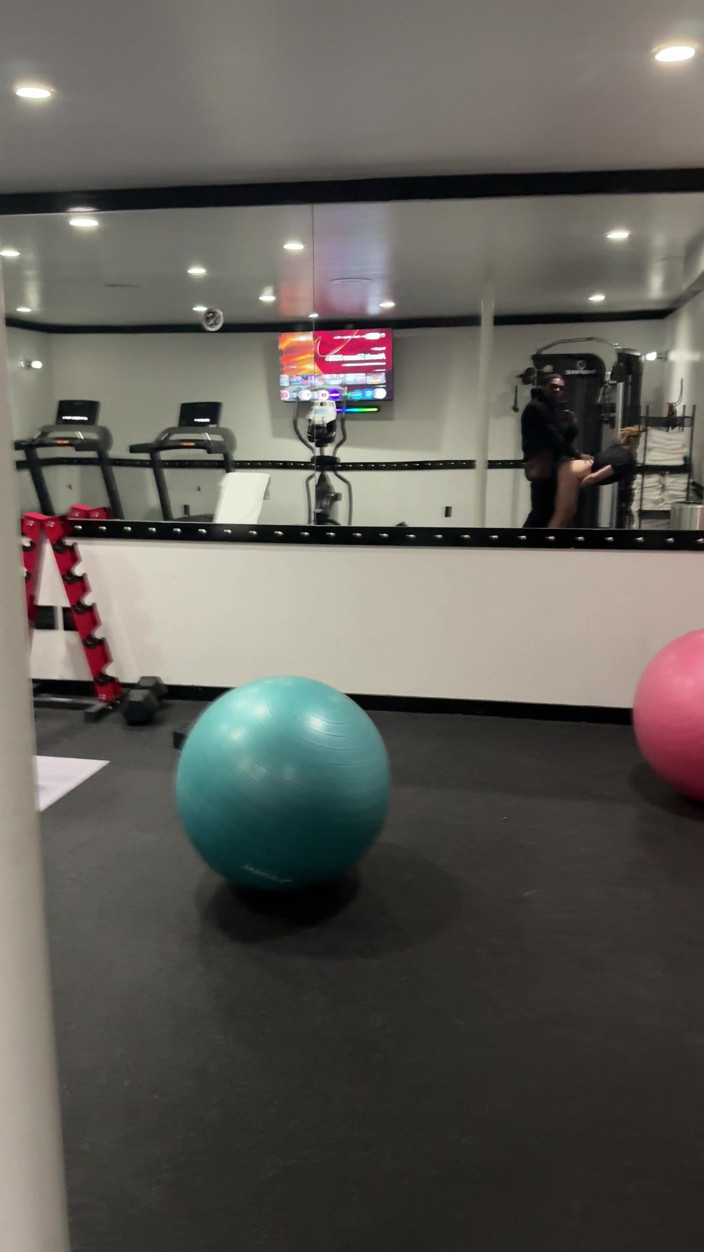 TrixieLove: Hızlı sinsi spor salonu sikişi! Büyük zenci yarağı sürtük orta...