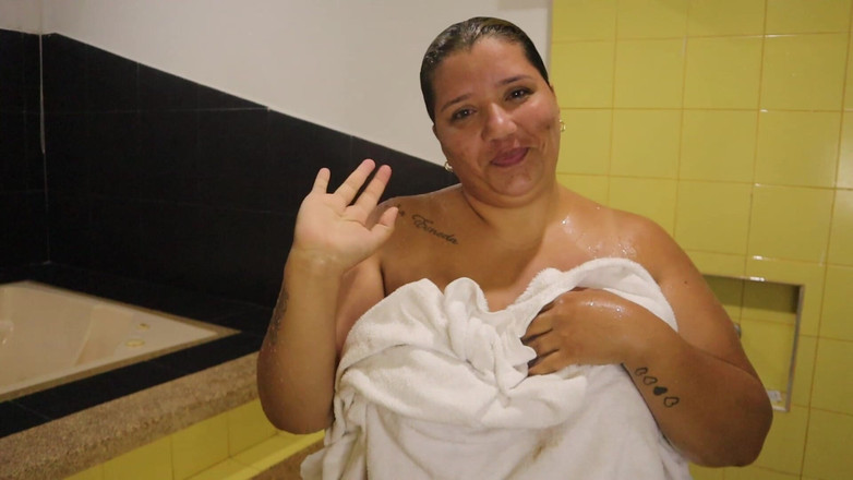 Lexly_16: पड़ोसी मुझे चोदने के लिए शॉवर में मुझे रिकॉर्ड करता है