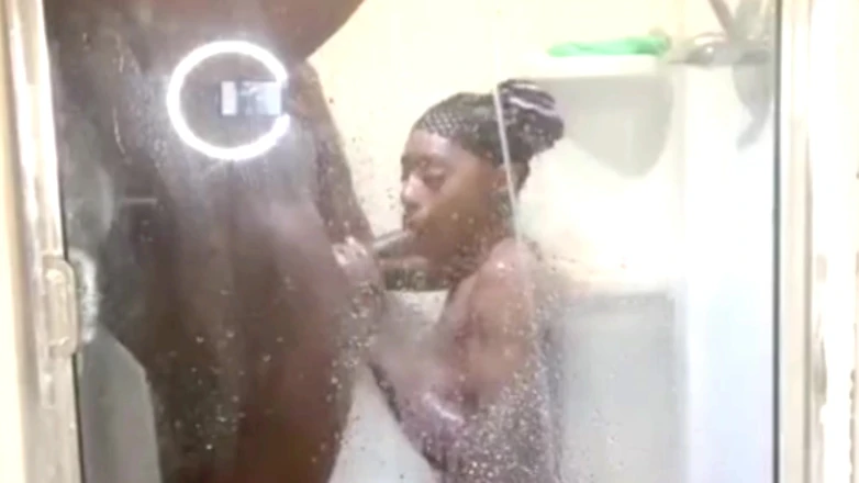 FreakyFamily: in de douche van mijn zwarte stiefzussen