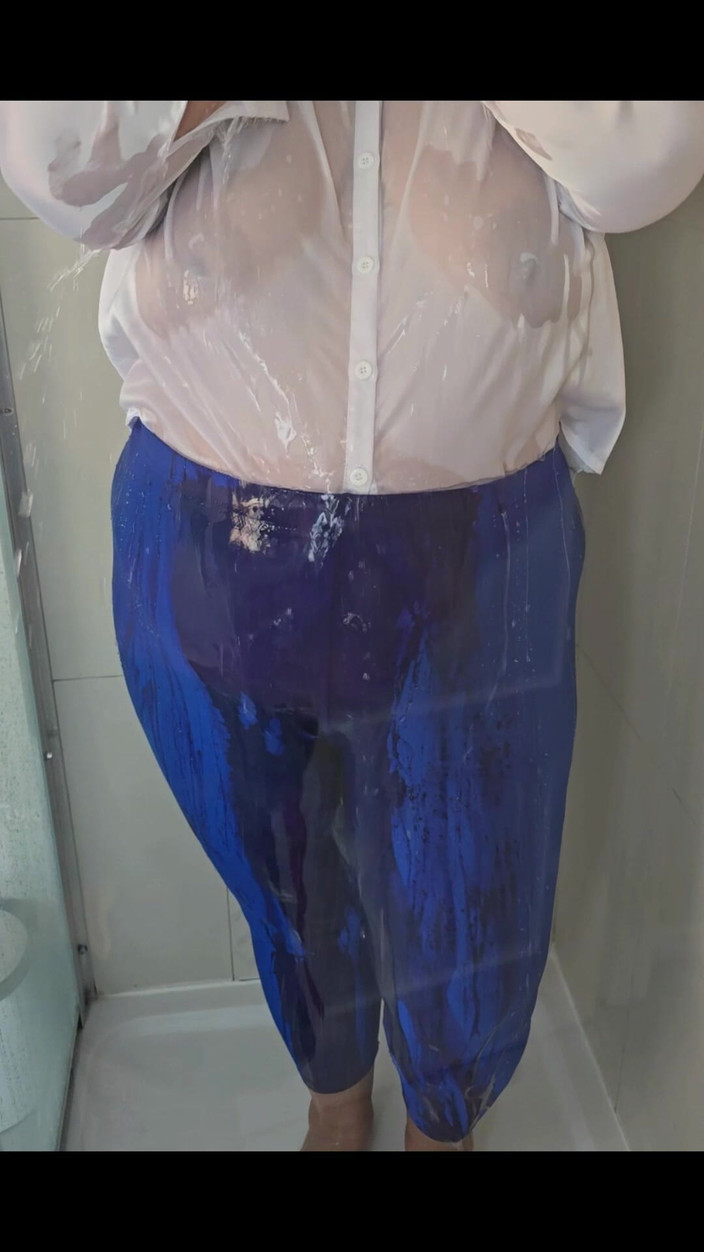 Slutty Ms B: Duș cu bluză albă din satin