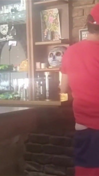 La milf mora viene scopata da dietro