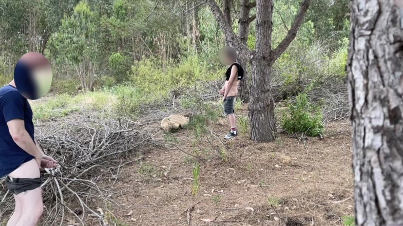 AmateurMates: 业余饥渴的twwink在树林里巡游做爱，发现了一个漂亮的大鸡巴可以吮吸，他们都高潮了