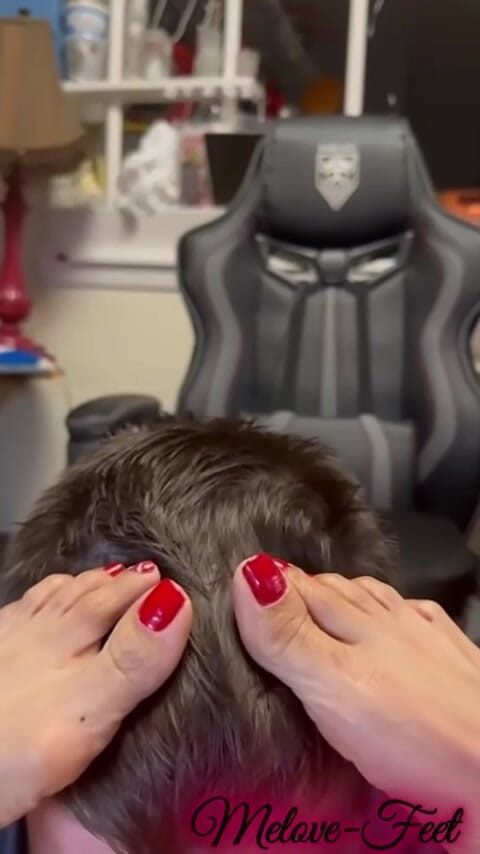 Naelor: Naelor对着Melove做爱，她呻吟着真正漂亮、性感的红色指甲波兰