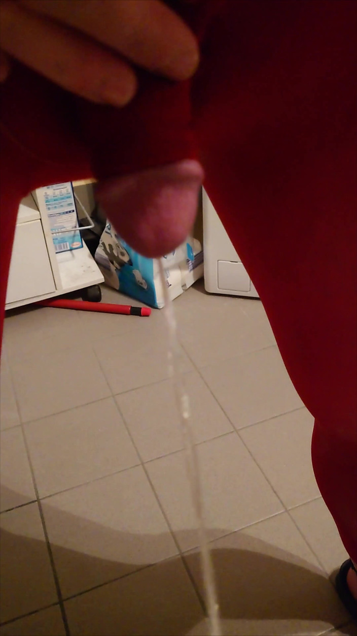 Carmen_Nylonjunge: Močit doma v červených legínách s návlekem na penis