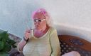 PureVicky66: 胖美女德国奶奶抽烟并玩弄她湿润的阴户！