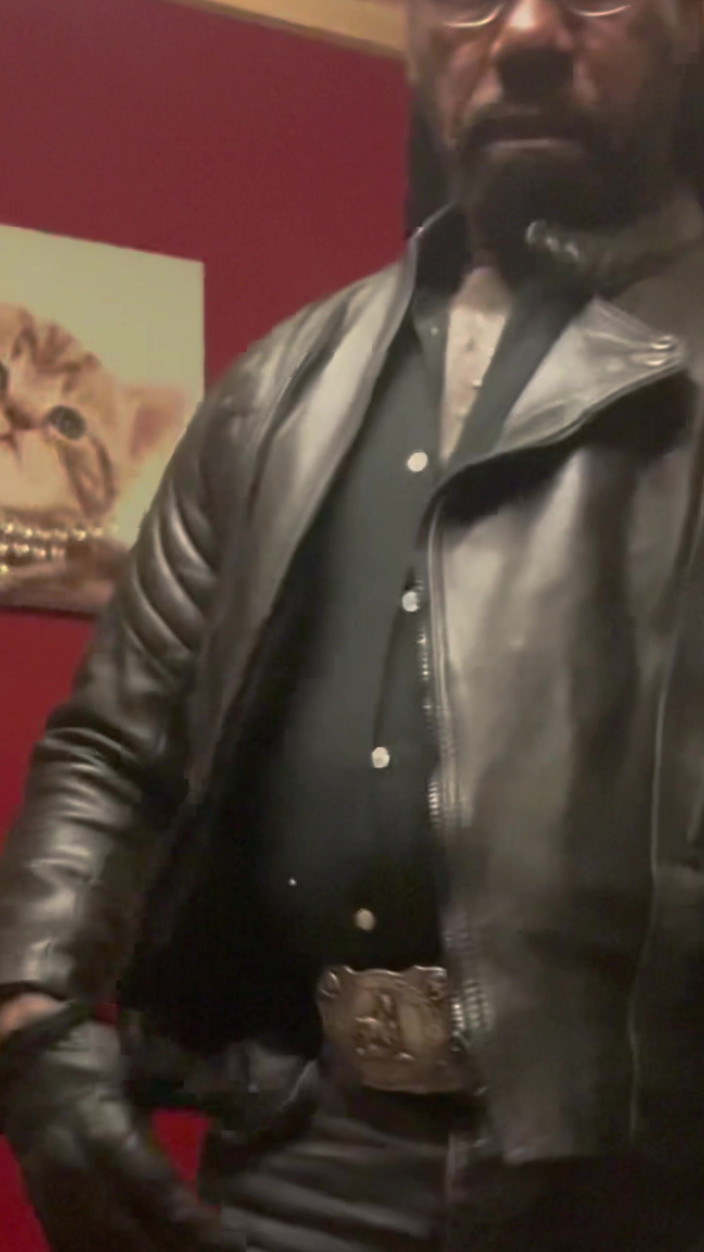 Black smoking muscle stepdad: Курящий папа в черной коже