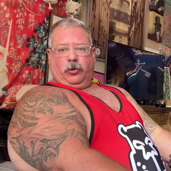 Hand-Free-Daddy-Chub: Гігантська людина в борцівській формі має масивний вивільнення рук