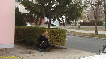 Crazy pee girls: Kráska chčije na ulici za křovím