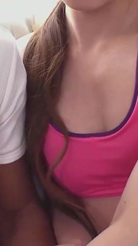 สาวญี่ปุ่นฟันเก๋ชอบวิ่งจ๊อกกิ้ง แล้วก็ชอบกลับบ้านมาออกกำลังกายบนเตียง