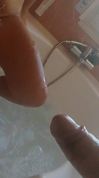 Im whirlpool beginnt sie, mich mit ihren fantastischen füßen zu masturbieren