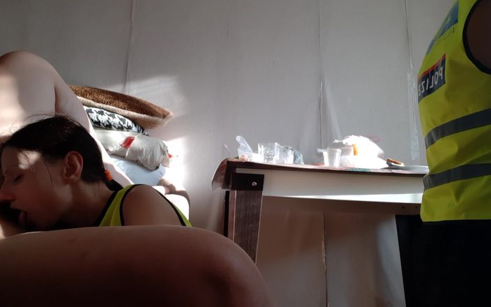 Lesbian-illusion: ホットポリスレズビアン3P