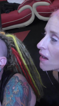 Muitos tratamentos faciais bukkake para Roxy e Piggymouth 2
