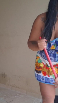 Istri pelacur membersihkan halaman hanya dengan celemek dan celana dalam - Hotwife ditampilkan