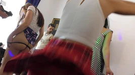 CALCINHA FORA: Sem calcinha quente, meninas apertadas dançam e fazem striptease para Leon Lambert cavalgar