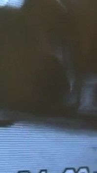 La fidanzata traditrice succhia un grosso cazzo al gloryhole