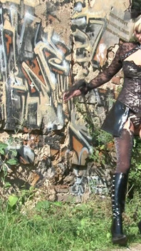 Ibu blonde panas bernikmat dalam berjalan di luar