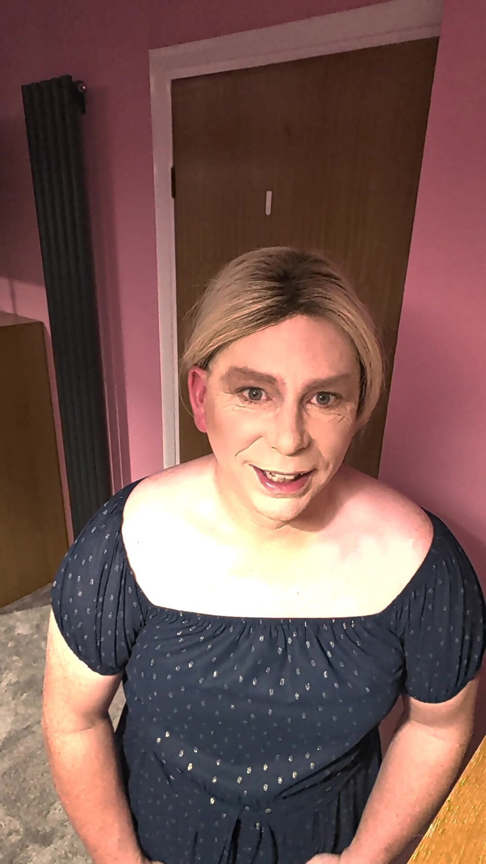Nikki T Gee: Nikki Takes a Thick Dildo