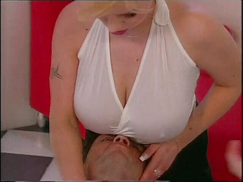 Milf in Love: O mamă sexy excitată fute o pulă mai tânără