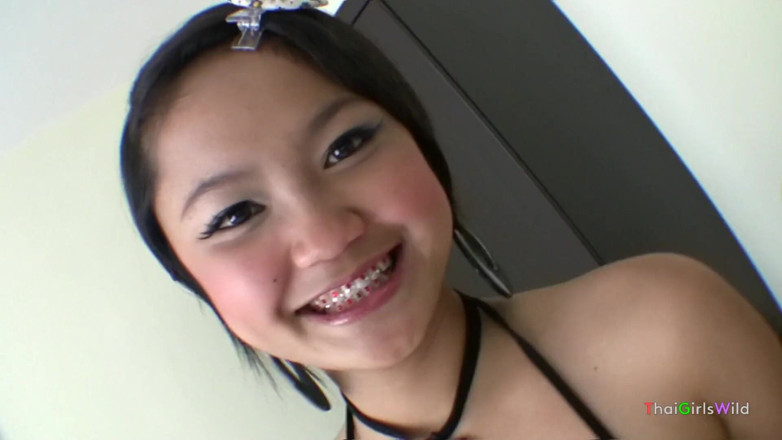 Thai Girls Wild: Wunderschönes thailändisches teenie bekommt einen starken creampie