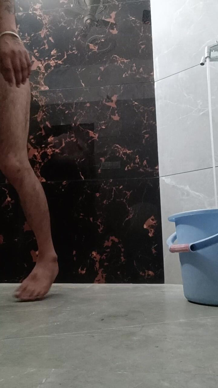 Rajasthani-old-lover: Pria India di kamar mandi