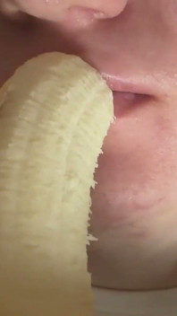 Makan pisang secara sensual