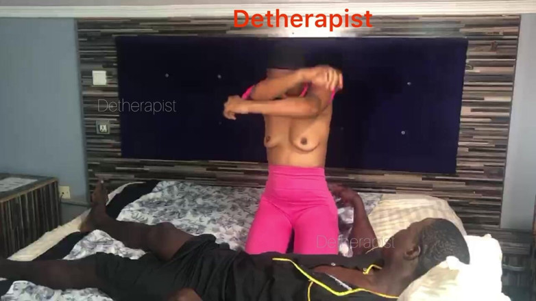 Detherapist: 그녀는 무시하기에 너무 강한 좋은 분위기와 체육관에서 내 침대에 똑바로 왔다