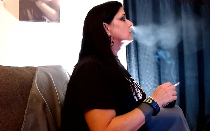 Abby Anna: MILF Smoking