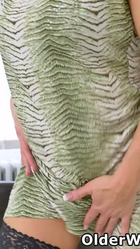 Euro MILF Kathy Anderson zdejmuje sukienkę i pokazuje swoją ruchaną cipkę