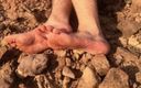 Manly foot: 汚れたほこりっぽい大きな男性の足 - オーストラリアの火星のような地形を裸足で歩く - マンリーフット