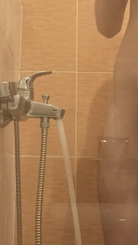 Ein Junger Mann Wäscht Sich Unter Der Dusche Und Träumt Davon, Dass Jemand Neben Ihm Ist