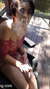 En el set - Fumar erótico al aire libre