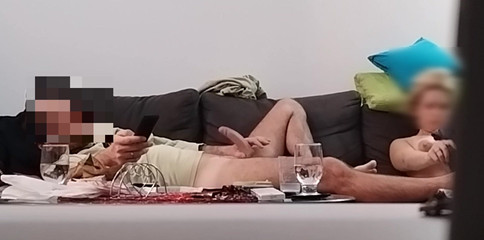 WesternSerbia: 真正的妻子出轨。老公正在工作。塞尔维亚语。