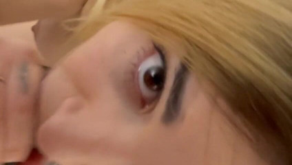 SassyTiff: Awek blonde panas menghisap batang