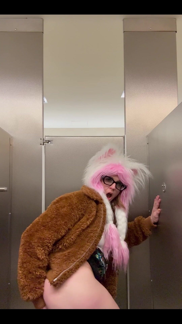 Suzy Wylde: Havaalanında biraz daha anal eğitim için hazırlanıyor