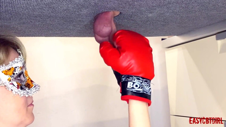 AnnyCandyPainboy: Mestra boxe em suas bolas de escravo easycbtgirl
