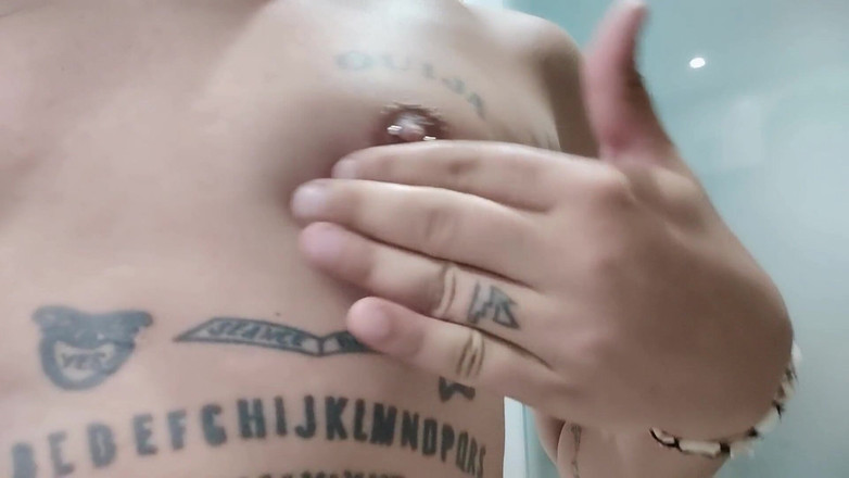 Idmir Sugary: Mostrando senos tatuados y pezones perforados - apretando y tocando senos -...