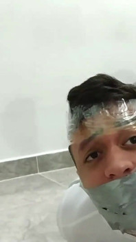 Ze liet de domme wannabe-held krachteloos achter en vernederd in tape bondage!