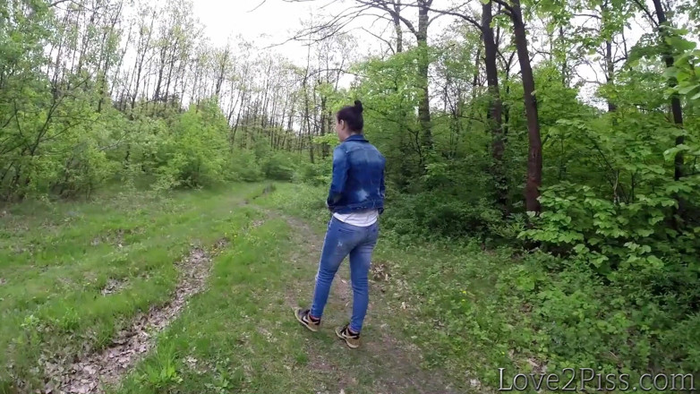 Love 2 Piss: All natural. Ingrid is peeing and wiping herself with a...