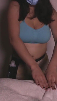 मोटी जांघों वाली milf(चोदने लायक मम्मी) मालिश करनेवाली उसे तब तक रगड़ती है जब तक कि वह वीर्य नहीं छोड़ देता
