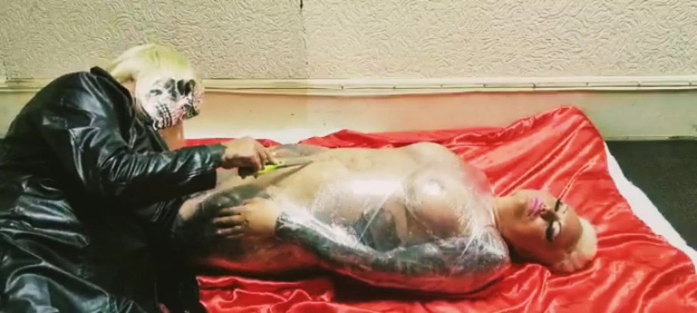 Riouksexy: Mumifikace chromové lebky clingfilm