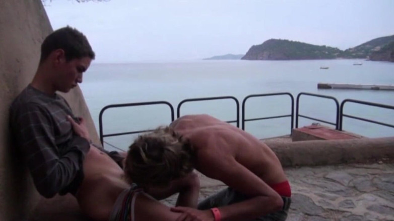 EXHIB BOYS: Młoda surferka zerżnięta na plaży