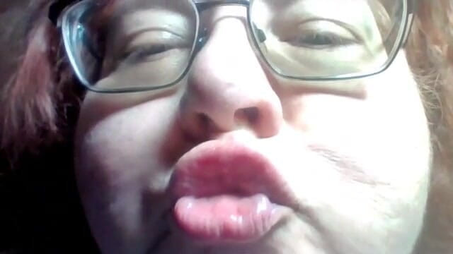 BBW nurse Vicki adventures with friends: Une BBW vous offre un clip gros plan de ses...